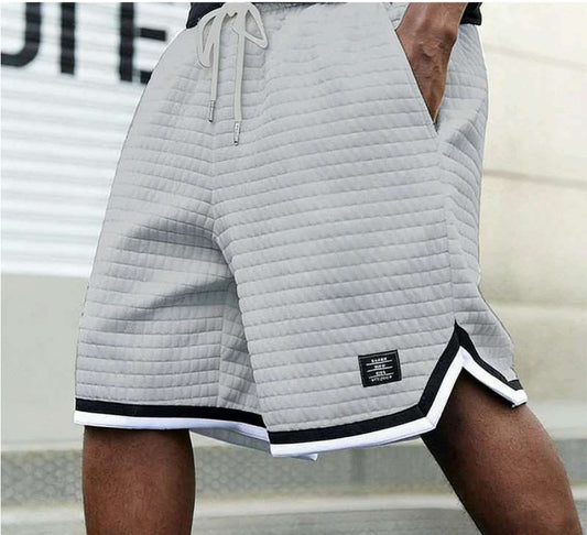 Pantalones cortos deportivos con cintura ajustable con cordón y dobladillo a rayas.