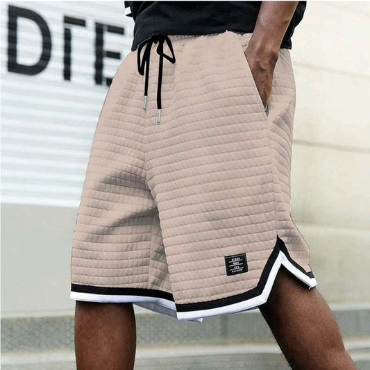 Pantalones cortos deportivos con cintura ajustable con cordón y dobladillo a rayas.